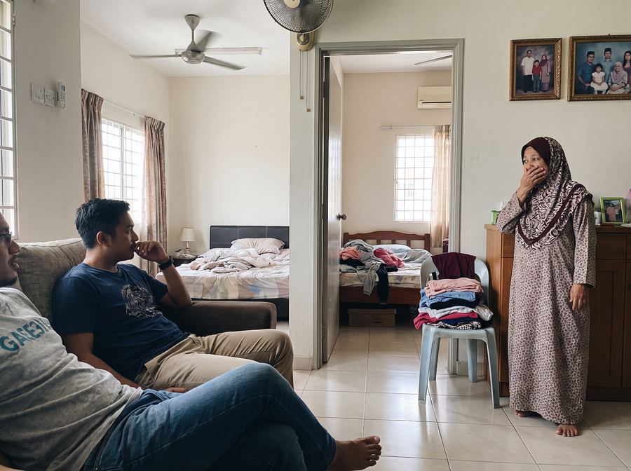 Pintu bilik terbuka tanpa langsir, tetamu nampak ke dalam